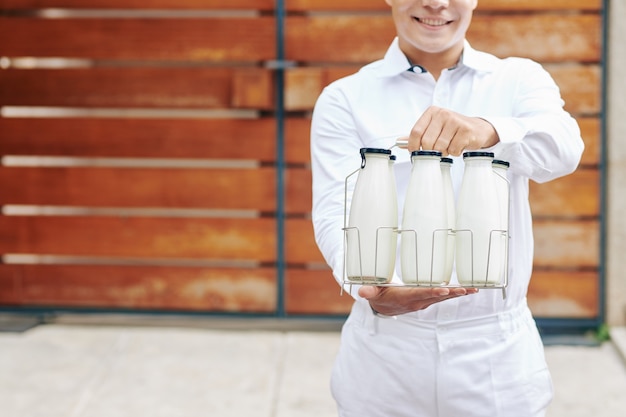 Laitier moderne offrant du lait