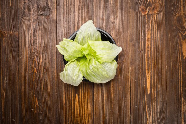 Laitue frisée verte dans l'assiette