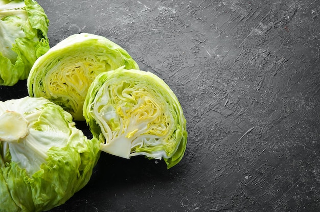 Laitue iceberg hachée Aliments biologiques sains verts Vue de dessus Espace de copie gratuit