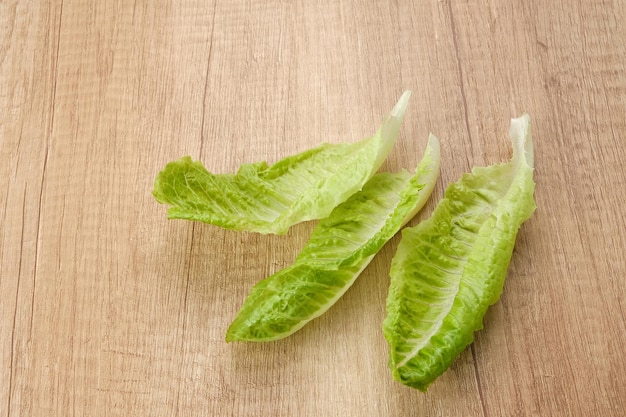 Laitue romaine verte fraîche sur un fond en bois