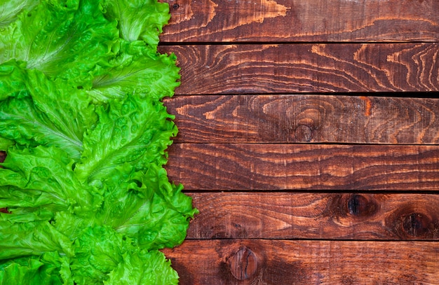 Laitue sur table en bois, vue de dessus