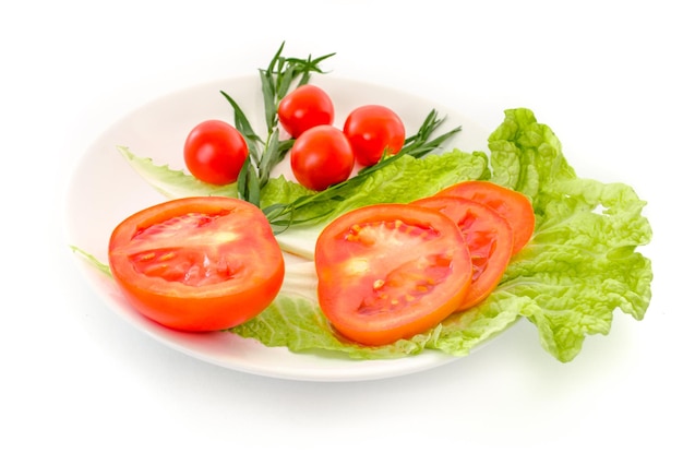 Laitue et tomates isolés sur fond blanc.