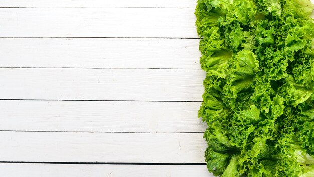 Laitue verte fraîche Légumes frais Sur un fond en bois Vue de dessus Espace de copie