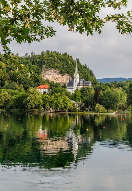 Photo lake bled slovénie vue imprenable sur l'église se reflétant dans l'eau cristalline