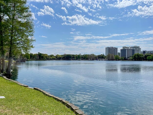 Lake Eola Park au centre-ville d'Orlando en Floride de grands bâtiments commerciaux à l'arrière-plan