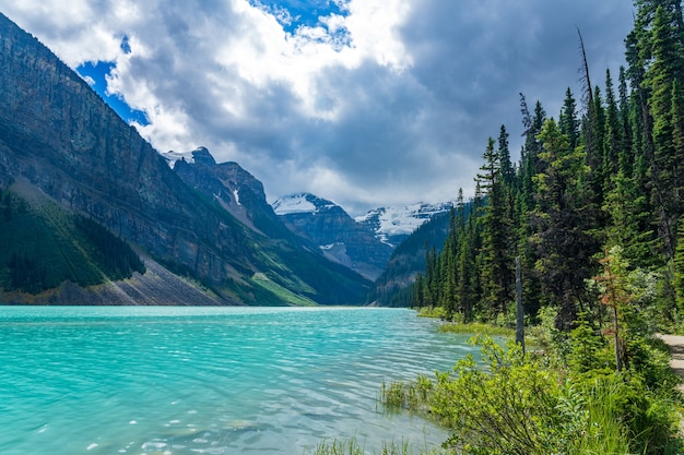 Lake Louise en été journée ensoleillée matin