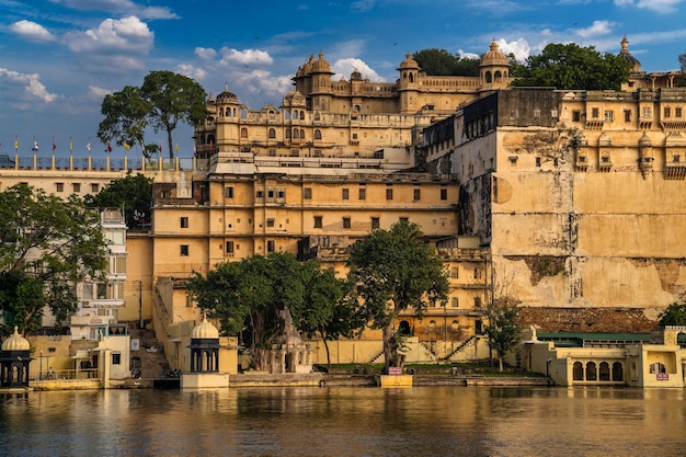 Lake Pichola Old City Palace et Lake Palace vue imprenable et magnifique depuis Ambrai Ghat à Udaipur Rajasthan Inde