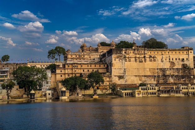 Lake Pichola Old City Palace et Lake Palace vue imprenable et magnifique depuis Ambrai Ghat à Udaipur Rajasthan Inde