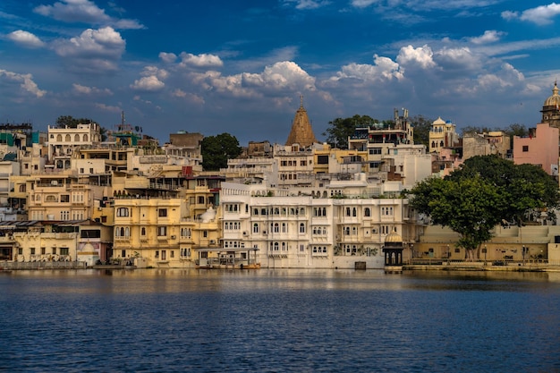 Lake Pichola Old City Palace et Lake Palace vue imprenable et magnifique depuis Ambrai Ghat à Udaipur Rajasthan Inde