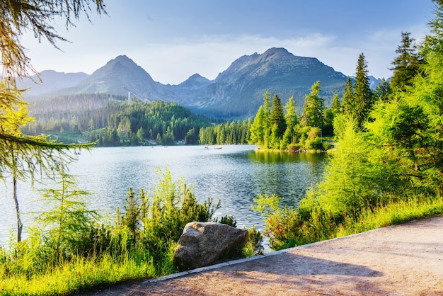 Photo lake strbske pleso dans les montagnes des hautes tatras, slovaquie