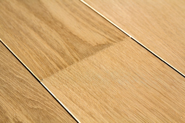 Lames de parquet en bois brun clair naturel. Texture jaune doux ensoleillé, copie de fond de perspective d'espace.