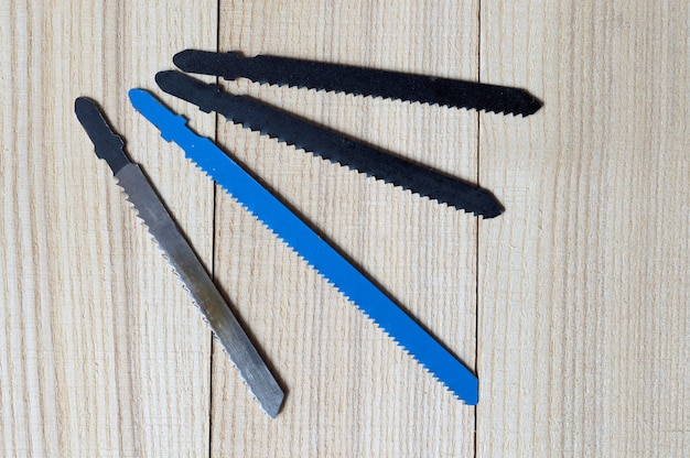 Lames de scie sauteuse sur une surface en bois