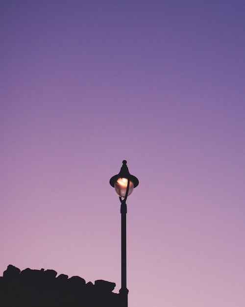 Lampadaire allumé pendant l'heure bleue