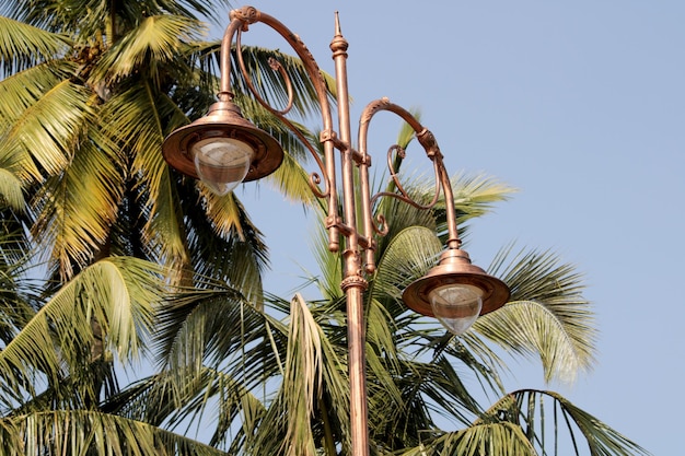 Un lampadaire au bord de la route Badami