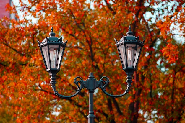 Lampadaire contre le ciel bleu