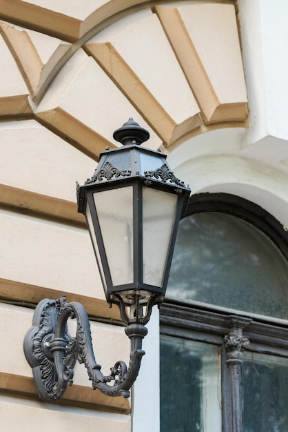 Lampadaire électrique une lampe stylisée sur le mur