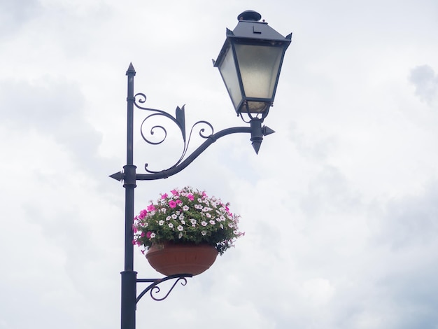 Lampadaire avec éléments décoratifs et fleurs