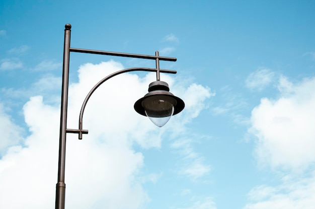 Lampadaire extérieur pendant la journée