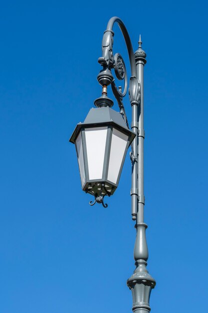 Lampadaire avec fond de ciel bleu, gros plan. Réverbère à l'ancienne contre un ciel bleu