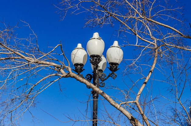 Un lampadaire sur fond de ciel bleu.