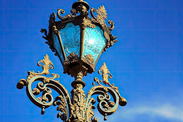 Lampadaire en métal vintage avec décorations torsadées contre le ciel