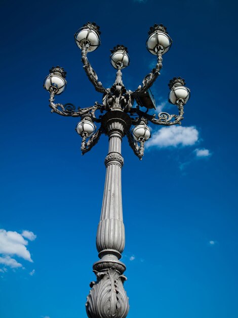 Le lampadaire métallique original en Italie dans le magnifique décor de nuages