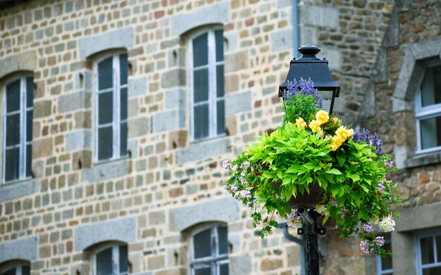 Lampadaire orné de fleurs dans une rue