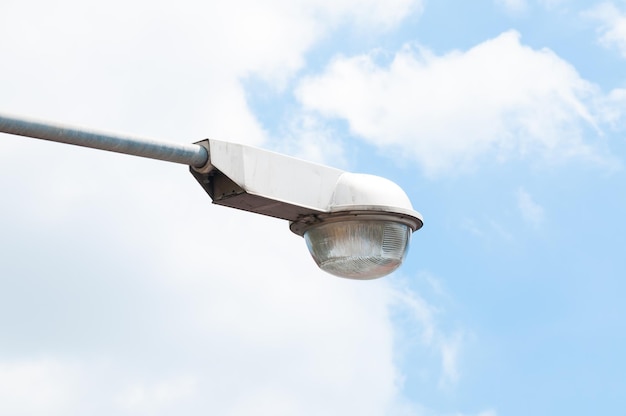 Lampadaire de rue sur ciel bleu