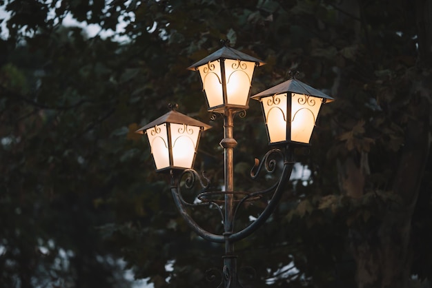 Lampadaire vintage le soir