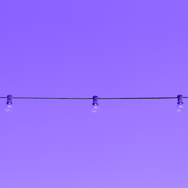 Lampadaires. Design minimaliste de couleur pourpre