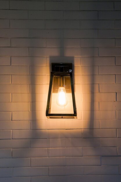 Lampe en acier carrée tungstenwarm light sur le mur de briques blanches