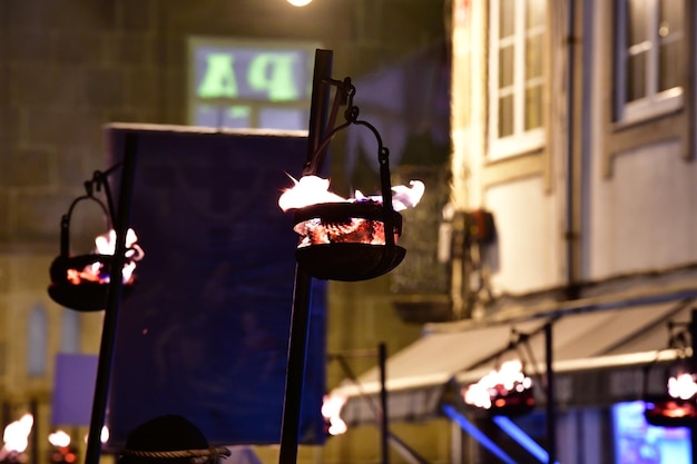 Photo lampe allumée sur le lampadaire la nuit