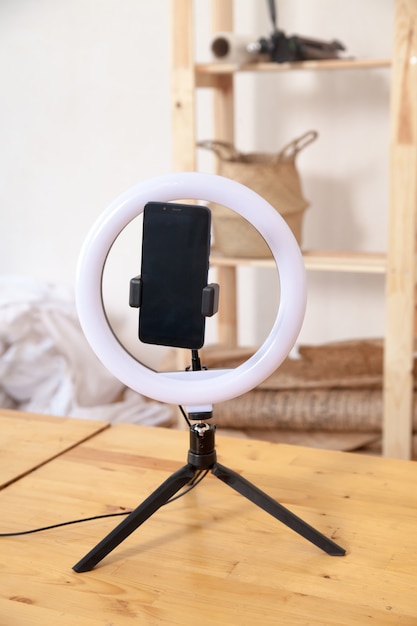 Lampe annulaire et smartphone sur surface en bois