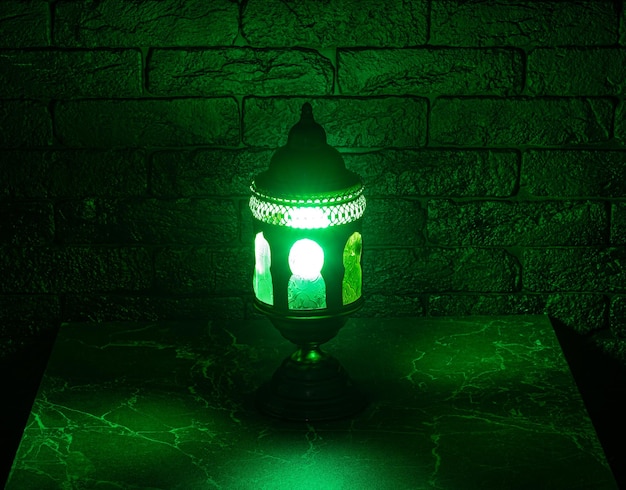 lampe arabe verte sur un vert