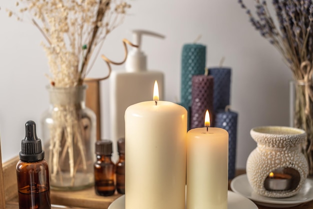 Lampe aromatique dans les mains brûlant des bougies et des huiles sur la table Concept d'aromathérapie atmosphère relaxante soins de la peau et autres rituels