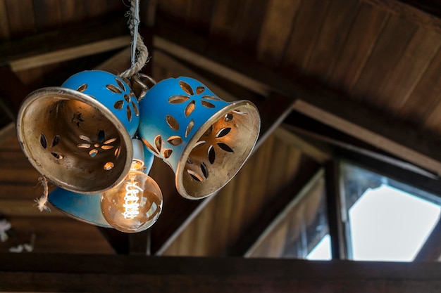 Photo lampe artisanale en forme de cloche en bois