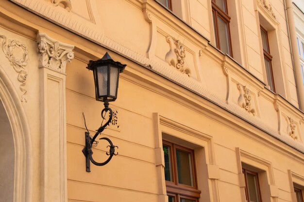 Une lampe sur un bâtiment avec le mot " t " dessus