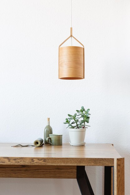 lampe en bois sur la table