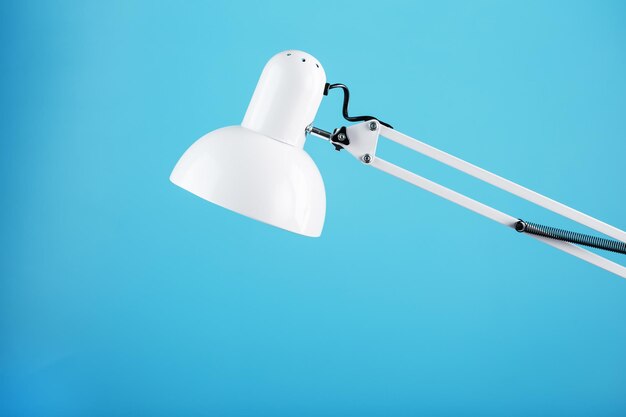 Lampe de bureau de table blanche sur fond bleu avec