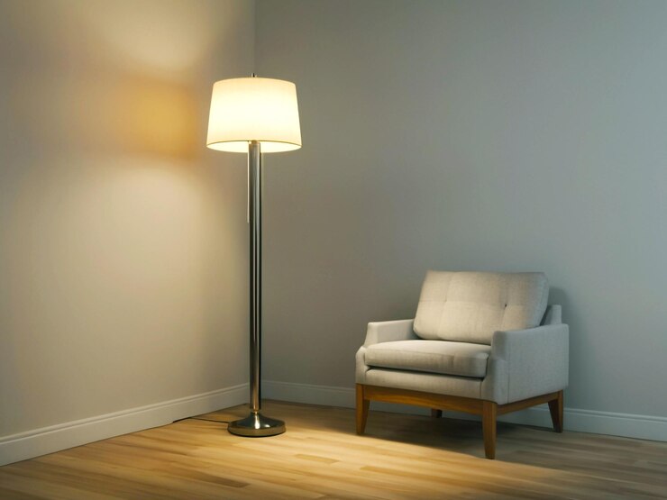 une lampe et une chaise dans une pièce avec une lampe sur le sol