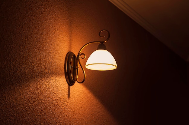 Lampe classique allumée sur le mur