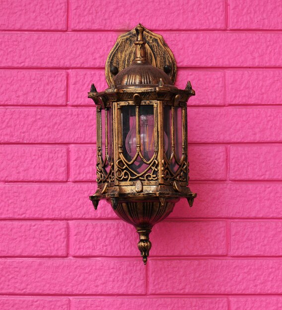 Lampe classique sur mur de brique rose