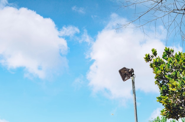 Une lampe de court de tennis contre un ciel bleu