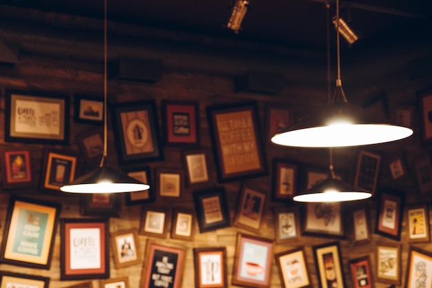 Lampe dans la salle de café images floues sur le mur