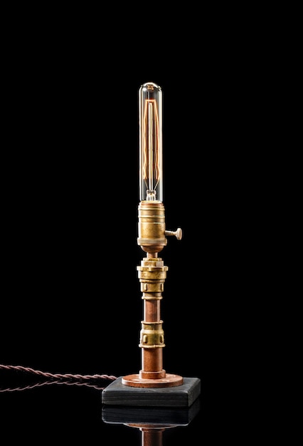 Lampe dans le style steampunk isolée sur fond noir