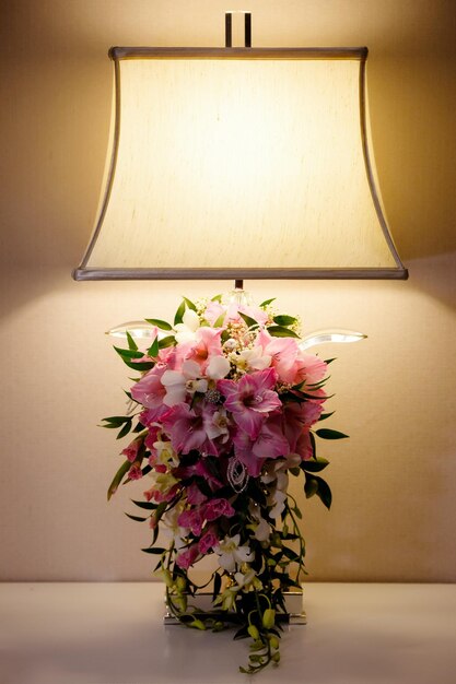 Une lampe décorée de fleurs