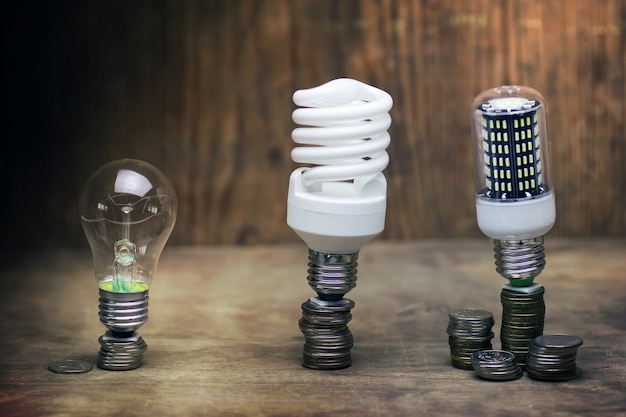 Lampe différente sur le concept d'épargne de pièces