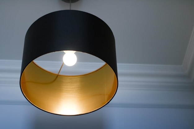 Lampe dorée dans une chambre éclairage de décoration moderne et élégant