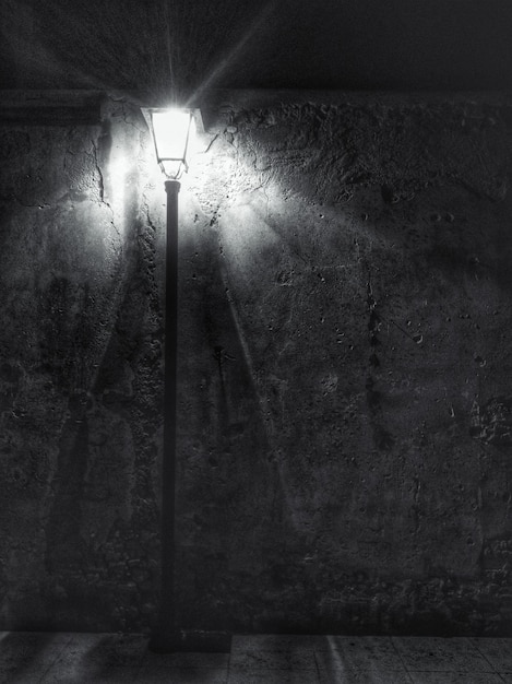 Photo lampe éclairée contre le mur