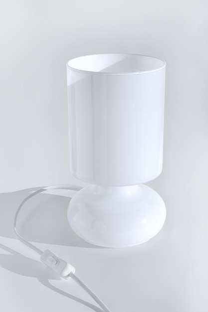 Lampe éclairée gros plan isolé sur blanc